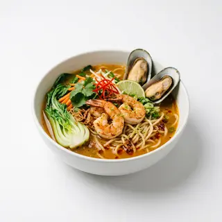 Ramen con verduras y mariscos estilo thai 