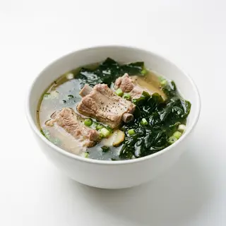 Zuppa di costine e alghe