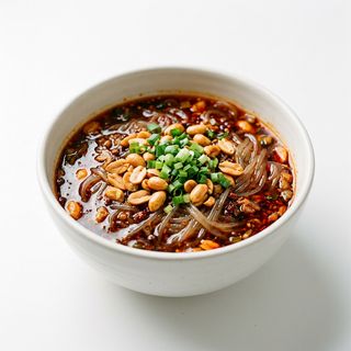 49.Spaghetti di riso in brodo agropiccante e arachidi fritti酸辣粉
