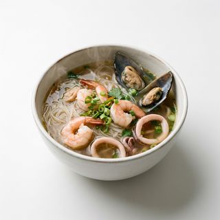 SOPA DE PASTA DE ARROZ CON MARISCO