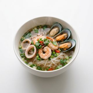 SOPA DE FIDEO DE ARROZ CON MARISCO