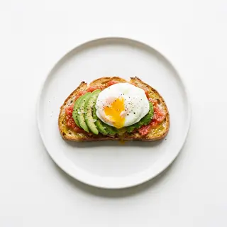 Tostada De Tomate Con Aguacate Y Huevos (Ración)