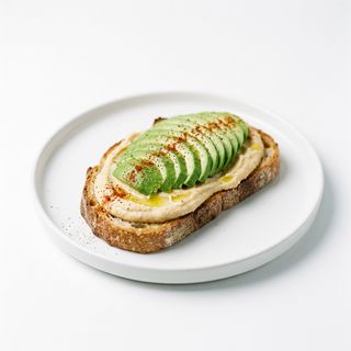 Tostada De Hummus, Aguacate y Pimentón
