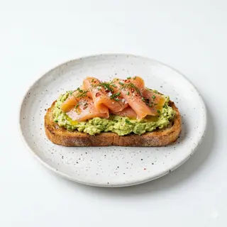 Tostada De Tomate Con Aguacate Y Salmón