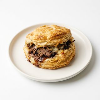 Hojaldre De Mechada Con Queso Ahumado Y Mermelada De Higo (Ud.)
