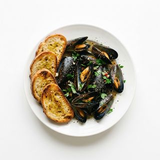 Impepata di cozze con crostini