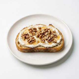 Tostada De Queso, Nueces y Miel