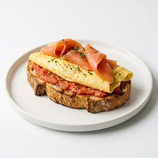 Tostada De Tomate Con Tortilla Francesa Y Salmón (Ración)
