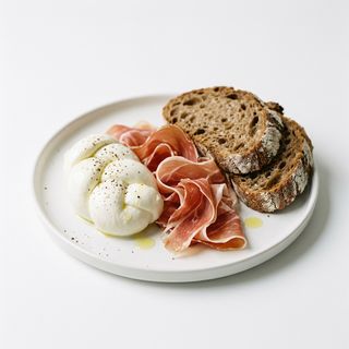 Treccia di mozzarella di bufala e prosciutto crudo di parma con pane cafone