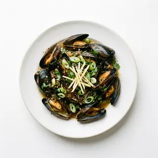 808 Mejillones salteados con jengibre y cebolleta
