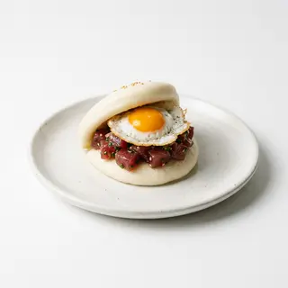 Bao Artesanal De Atún Rojo Salvaje Con Huevo De Codorniz