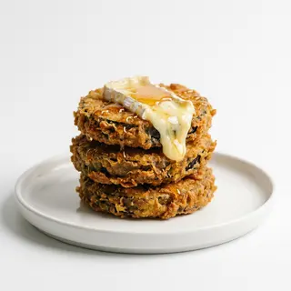 Berenjena rebozada con queso brie y miel
