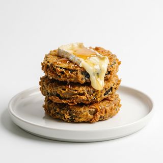 Berenjena rebozada con queso brie y miel