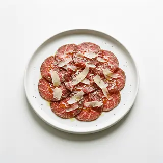 Carpaccio de bou amb encenalls de parmesà