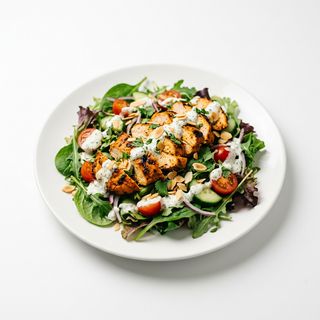 Ensalada Con Pollo Tika Y Salsa De Yogurt Y Queso