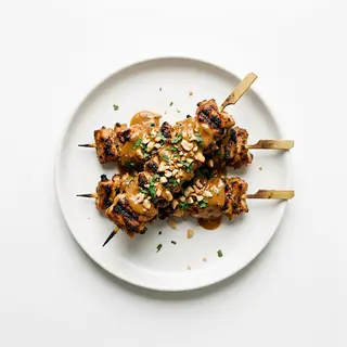 Pinchito De Pollo Con Salsa De Cacahuete