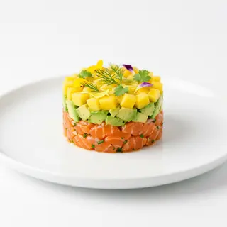 Tartar de salmón con aguacate y mango