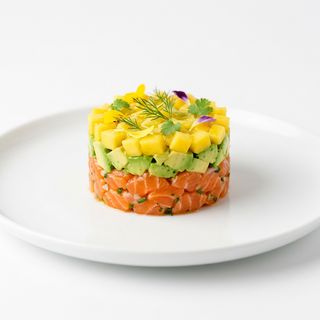 Tartar de salmón con aguacate y mango