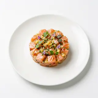 Tartar De Salmón Macerado Con Salsa De Piña Natural
