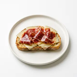 Torrada De Queso De Oveja Con Jamón Ibérico