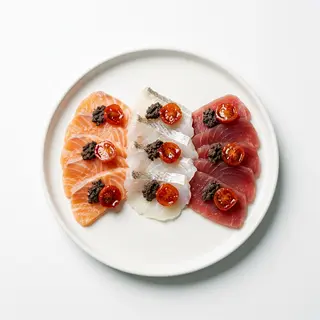 Trio de carpaccios con olivada y cherrys confitados