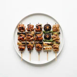 Yakitori De Muslos De Pollo Con Verduras Japonesas