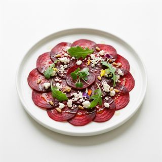 Carpaccio z buraczka z serem vege i rukolą