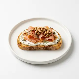 Bruschetta de salmón, nueces y queso crema