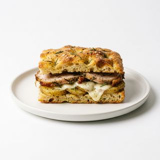 Focaccia de porchetta, patatas y mozzarella