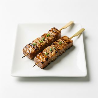 135 - Kushiyaki de atún (2 pzas.)