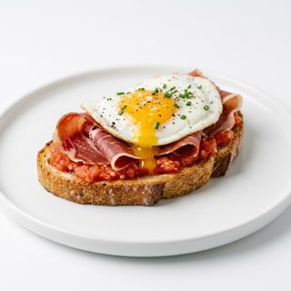Tostada De  Tomate, Jamón Serrano Y Huevo