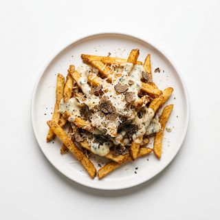 Patatas Trufadas Con Salsa De Queso Azul, Queso Parmesano Y Trufa Rallada