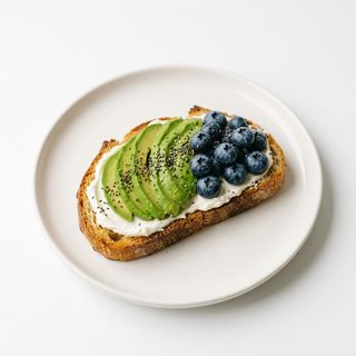 Tostada De Queso, Aguacate Con Arándanos