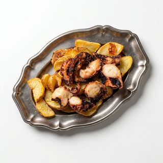 Polpo fritto e patate a sfoglia
