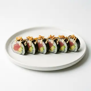 44. Futomaki Atún Con Aguacate Con Cebolla Frita Con Mayonesa Y Sésamo