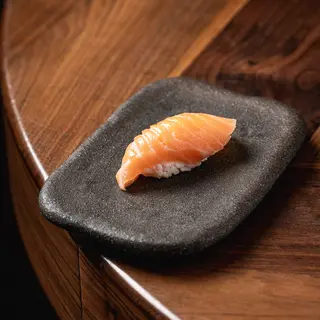 N9. Nigiri Flameado De Salmón (3 Uds.)