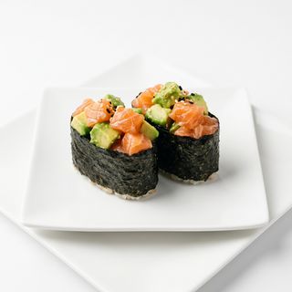  Gunkan Salmón Con Aguacate