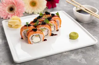 A10. Uramaki Aguacate Y Salmón (8 Uds.)