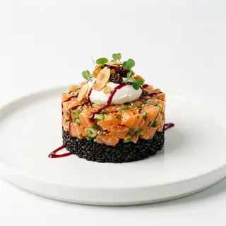 182. Tartare salmone con riso nero