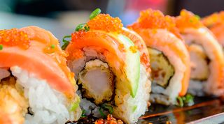 Aguacate Salmón Langostino Roll
