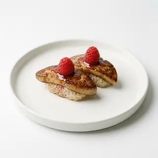 Nigiri de foie gras flameado con frambuesa (2 uds.)
