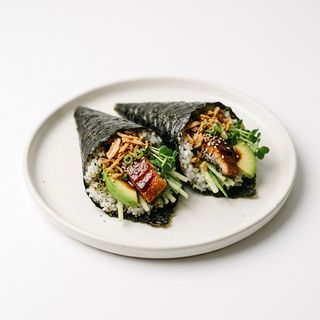 Temaki De Aguacate Con Anguila Y Cebolla Frita (1Uds.)