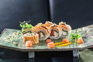 Uramaki De Salmón Flambeado Con Queso Y Salsa (8 Uds.)