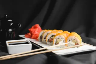 A25. Uramakis Salmón Con Mango Y Sésamo (8 Uds.)