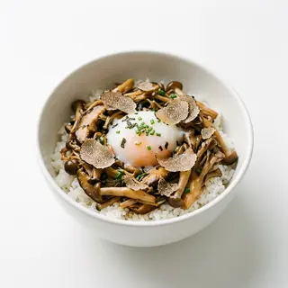 C405 Donburi de hongos, huevo escalfado y trufa de temporada
