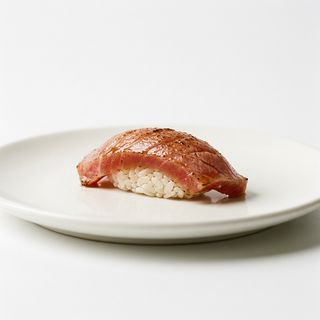 65 Nigiri flameado de atún (1 ud.)