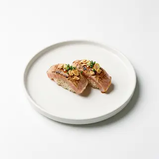 Nigiri De Atún Flambeado Con Almendras (2 Uds.)