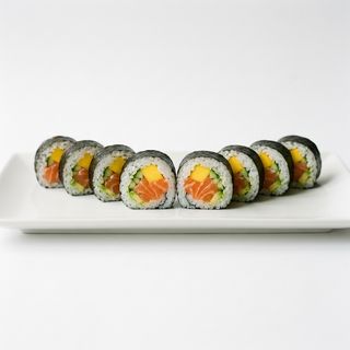 Salmón Con Mango Roll