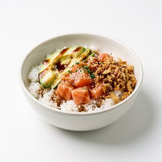 Poke Arroz Blanco Con Cebolla Frita Y Salmón