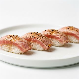 86.Nigiri de atún flameado (4 uds.)